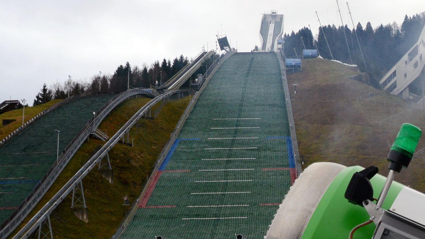 Eine Schneekanone steht im Olympiastadion in Garmisch-Partenkirchen. Sieht so das Skispringen der Zukunft aus?