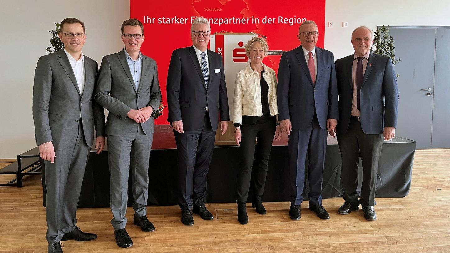 Der Sparkassen-Vorstandsvorsitzende Hans Jürgen Rohmer (2 von rechts)  geht in den Ruhestand. Sein Nachfolger ist seit dem 1. April Thorsten Straubinger, zweiter von links. 