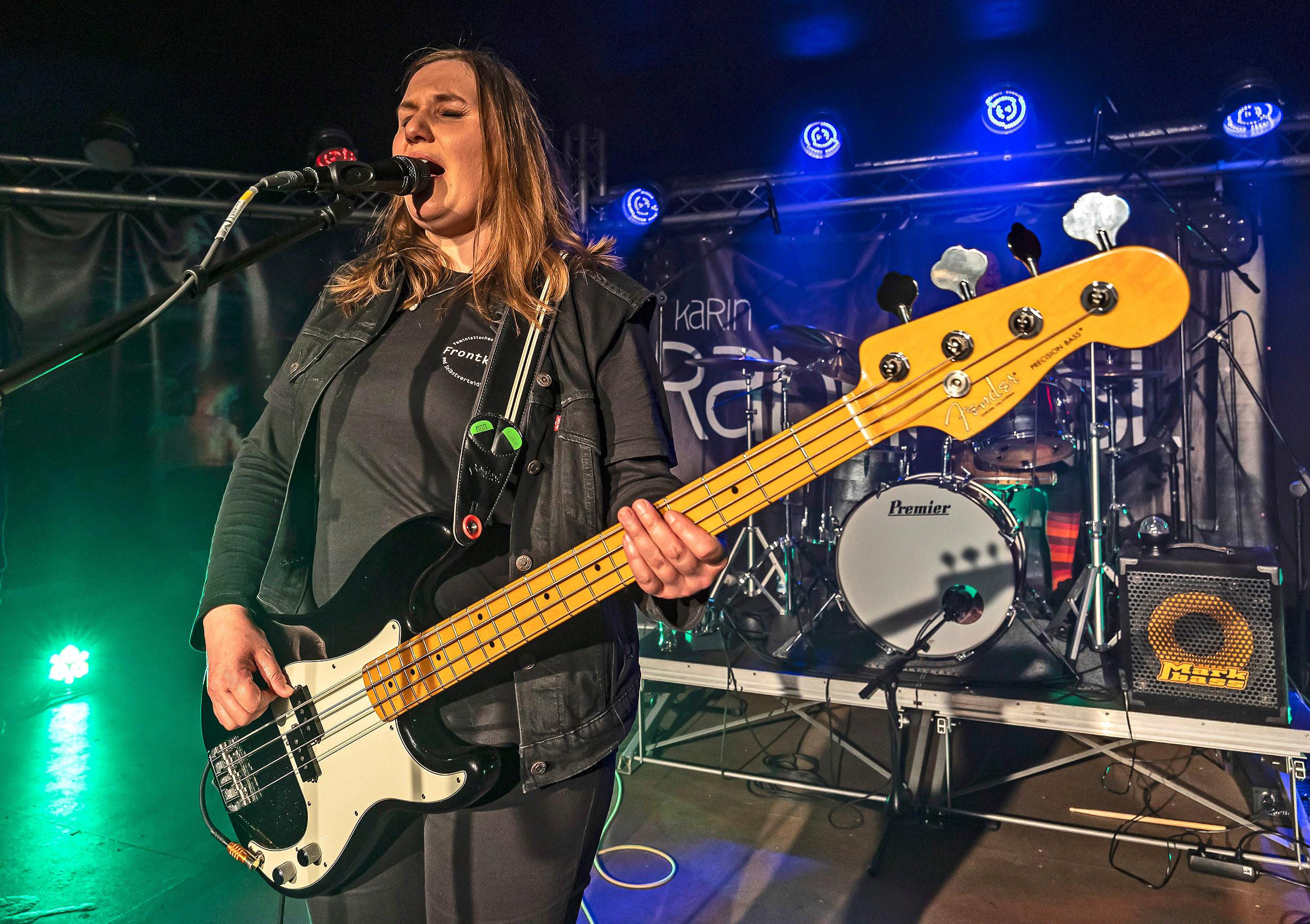 Karin Rabhansl zelebrierte in der Galaxy Bar Lounge kritische Rockmusik.