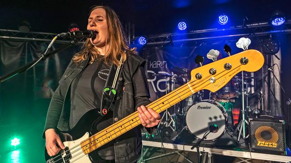 Karin Rabhansl zelebrierte in der Galaxy Bar Lounge kritische Rockmusik.