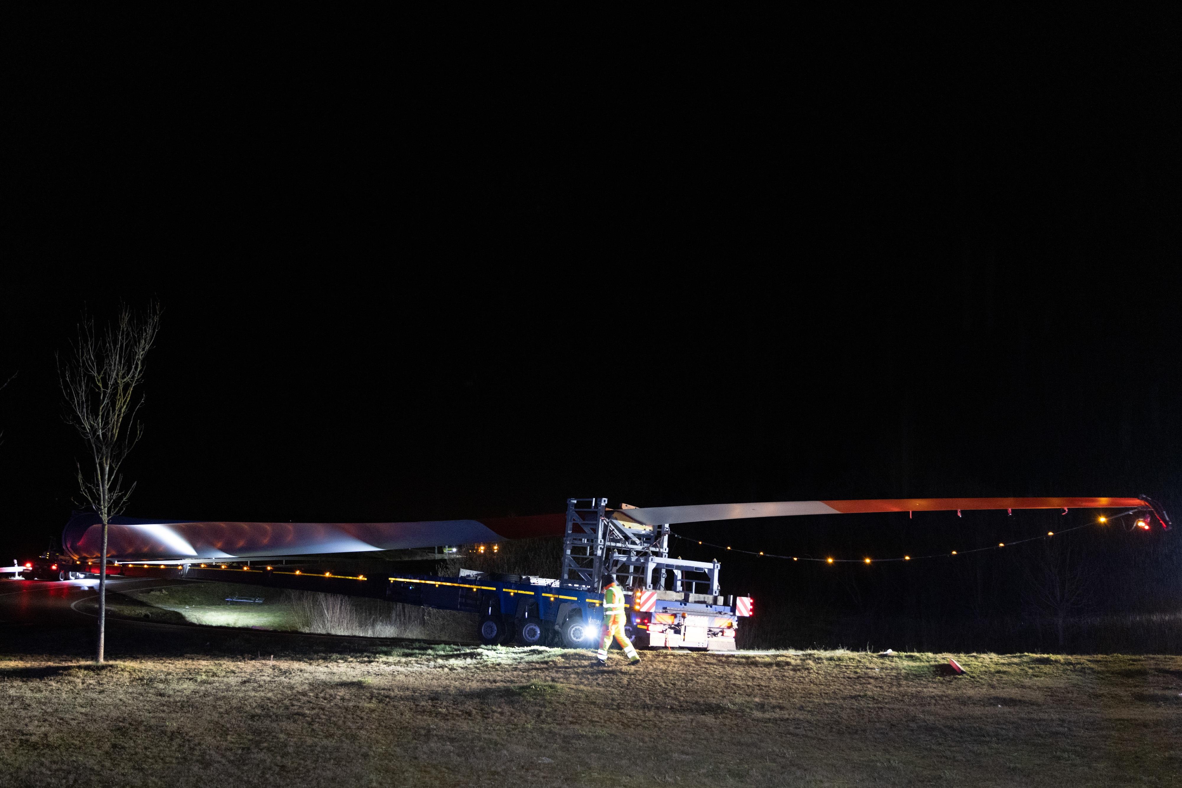 Was sich da am Mittwoch bei Langenaltheim abspielte, war keine alltägliche Szene: Schweres Gerät musste tatsächlich vor einem Apfelbaum kapitulieren.