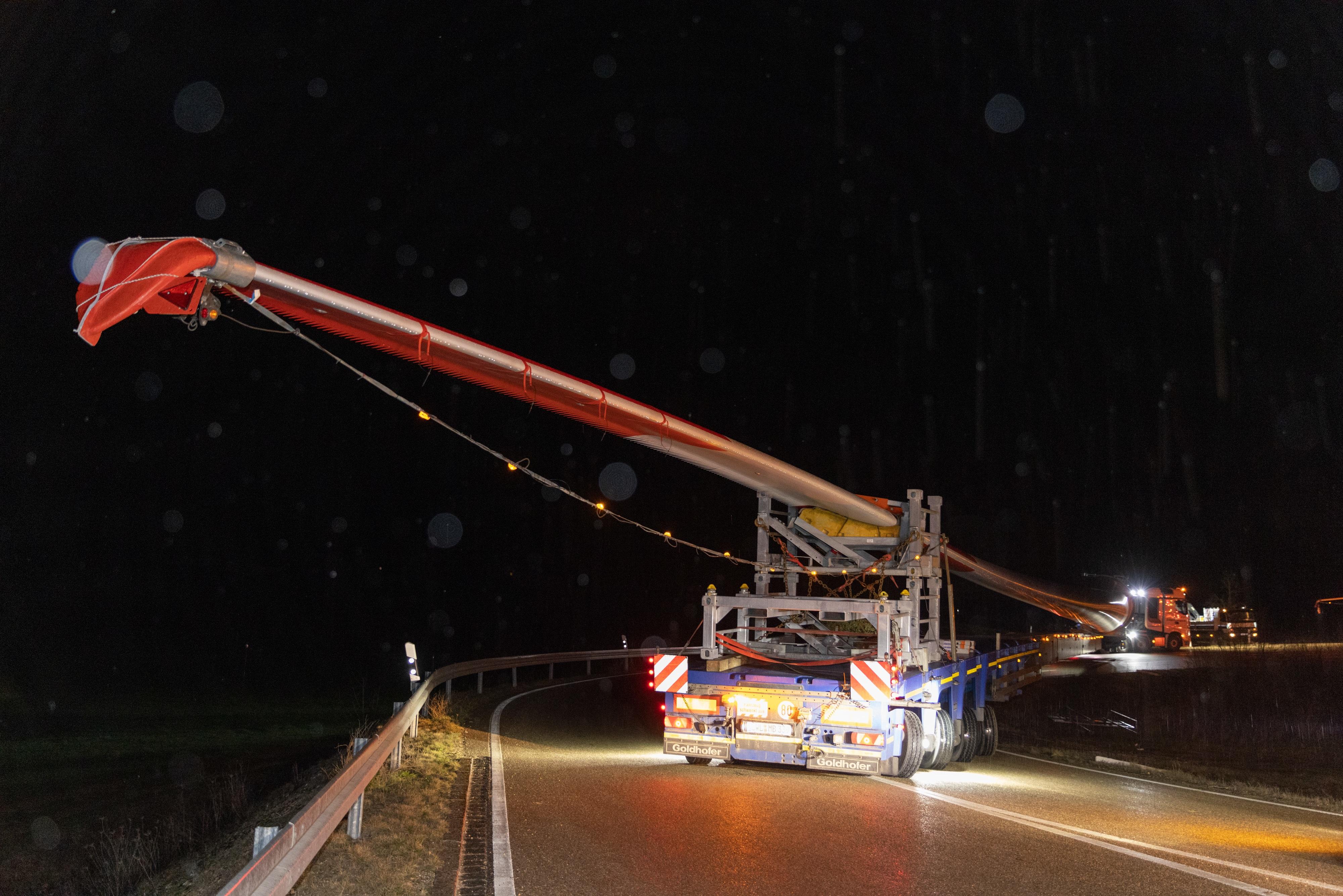 Die vierte Nacht war der Schwertransport bereits unterwegs.  Insgesamt drei Flügel eines Windrads waren auf drei Spezialsattelzüge von je knapp 70 Metern Länge und vier Metern Breite geladen.