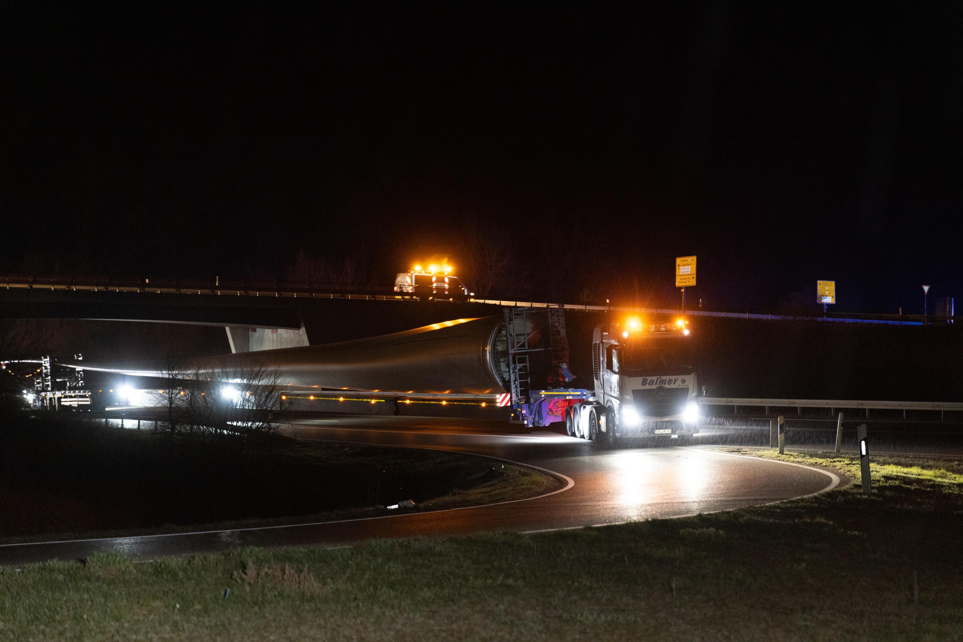  Ihr Ziel war der Windpark bei Langenaltheim. Doch in der letzten Kurve vor dem Zielort kam es zu Komplikationen.