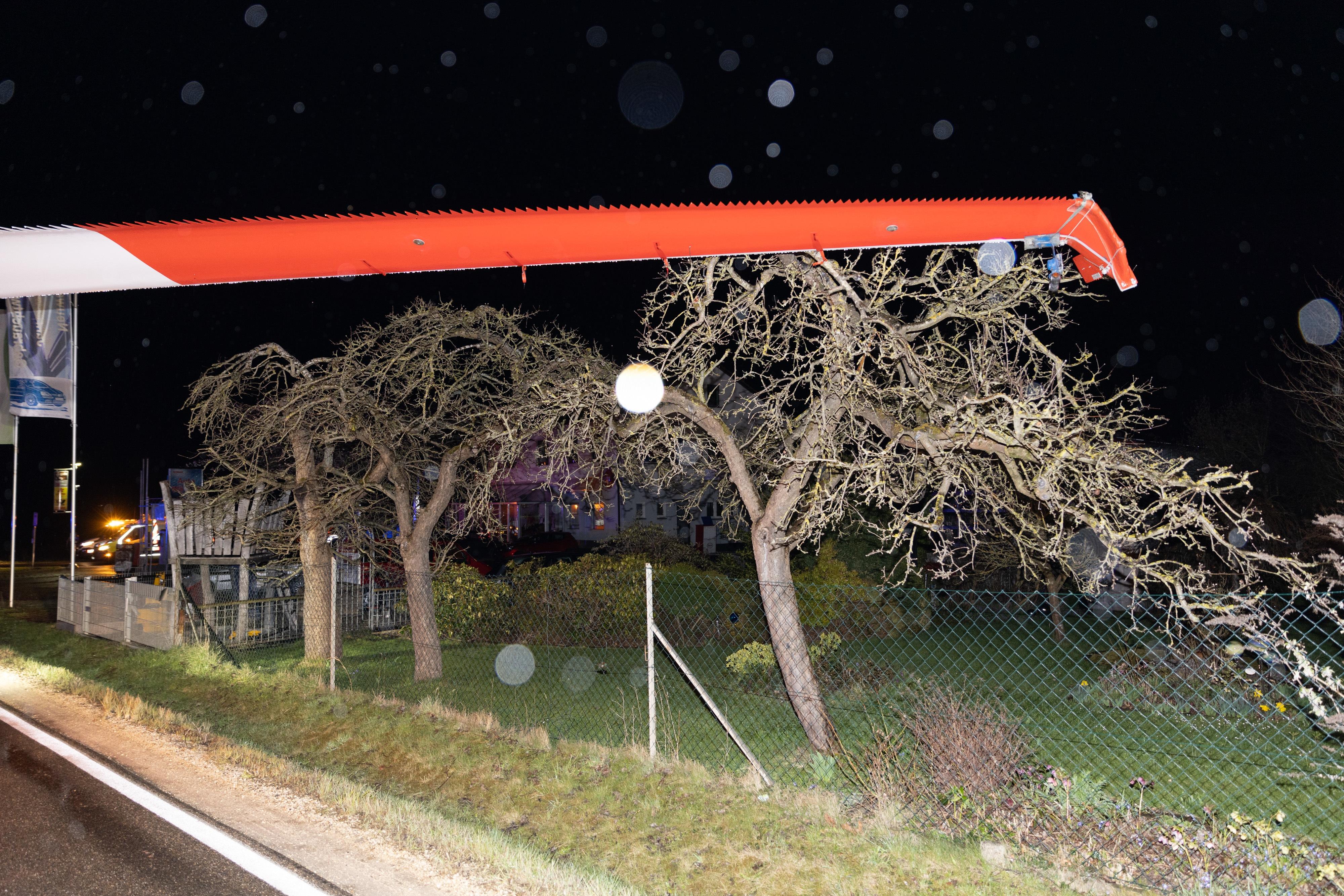 Das unüberwindbare Hindernis war insbesondere ein Baum, der innerhalb eines Anwesens am Straßenrand steht.