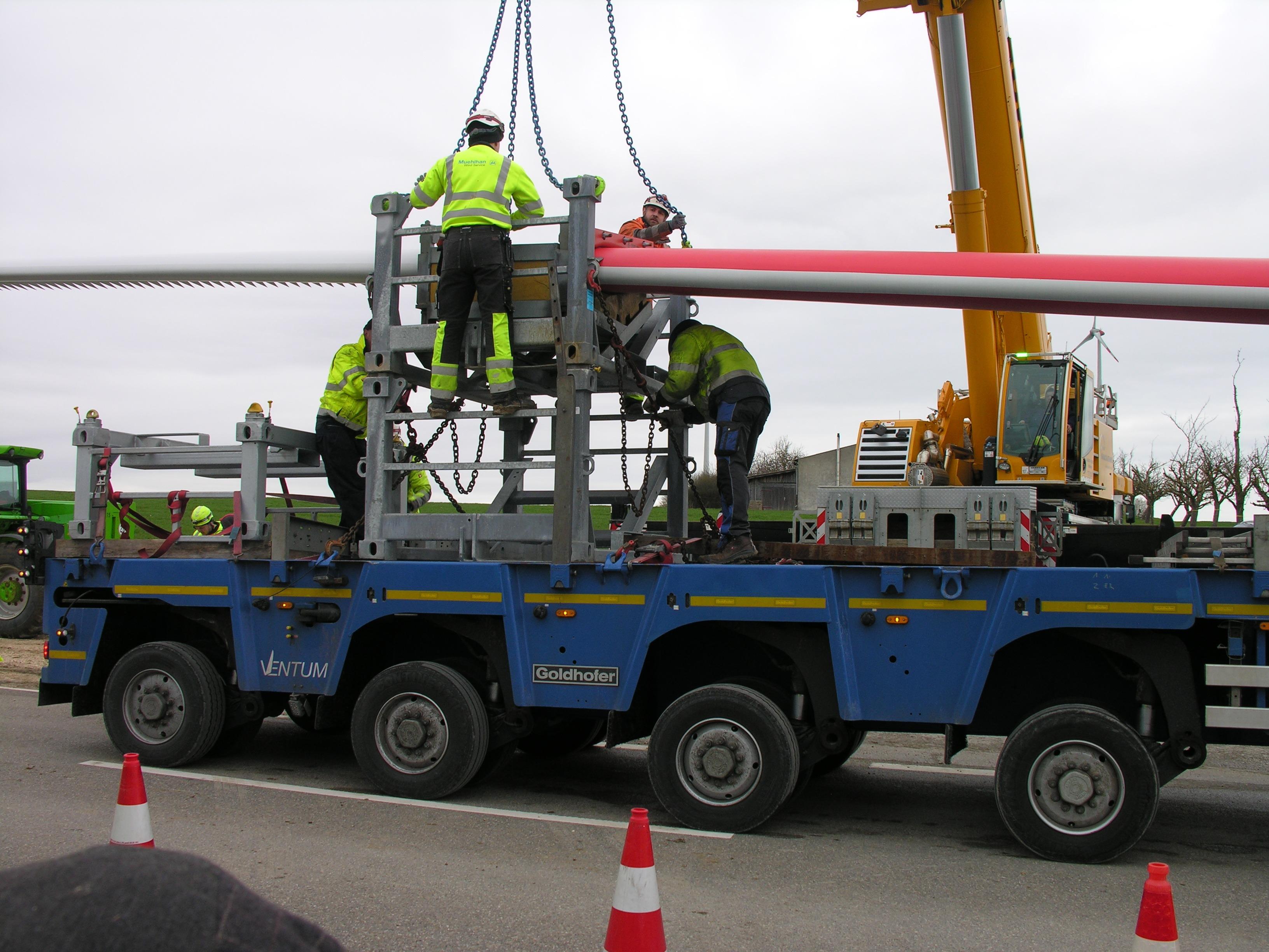 Mittels einer speziellen Konstruktion, die zwischen Sattelauflieger und Rotorblatt aufgebaut wurde, konnte schließlich der Flügel angehoben werden.