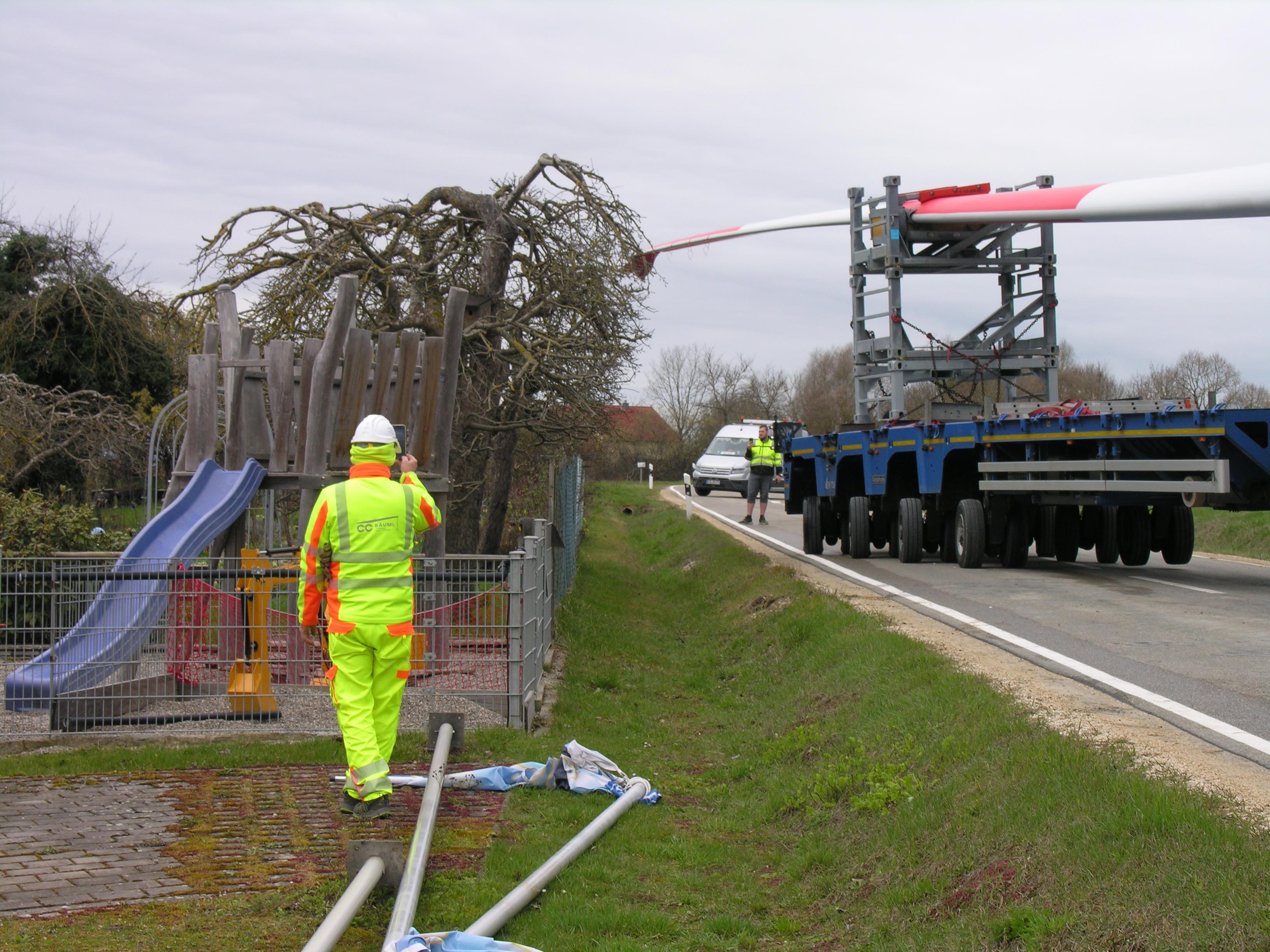 Die Sache ging jedoch gut aus, sodass weder ein Sachschaden am Flügel noch am Lkw des Verursachers entstand.