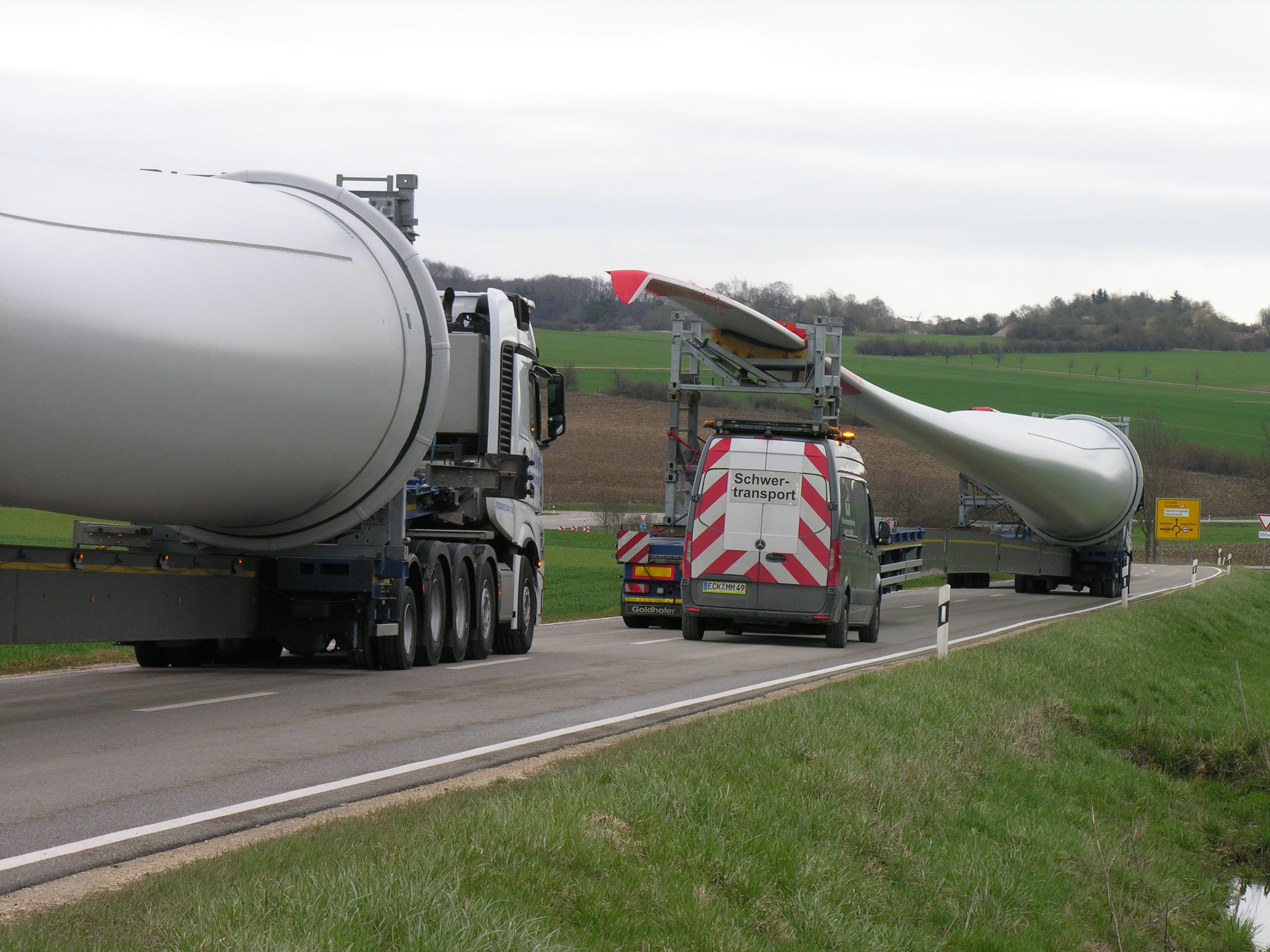 Gestört wurden die Arbeiten von einem Lkw-Fahrer, der verbotenerweise gegen 10 Uhr vom Kreisverkehr Langenaltheim kommend in Richtung des gesperrten Arbeitsbereichs fuhr, so die Polizei.
