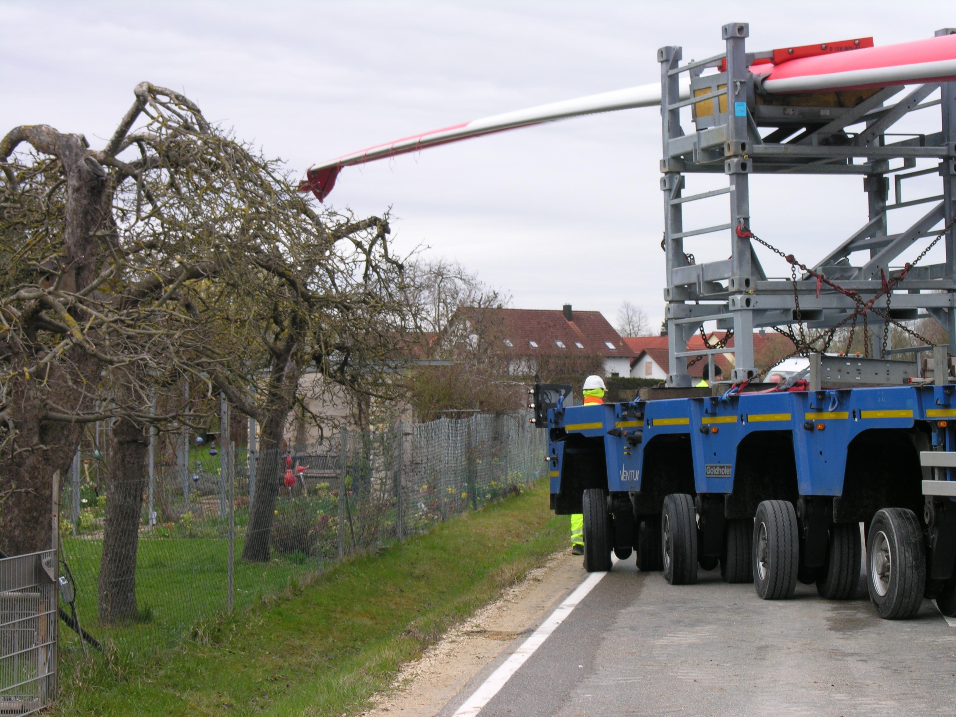 Nachdem die Konstruktion aufgebaut war, ragte der Flügel über den Obstbaum.