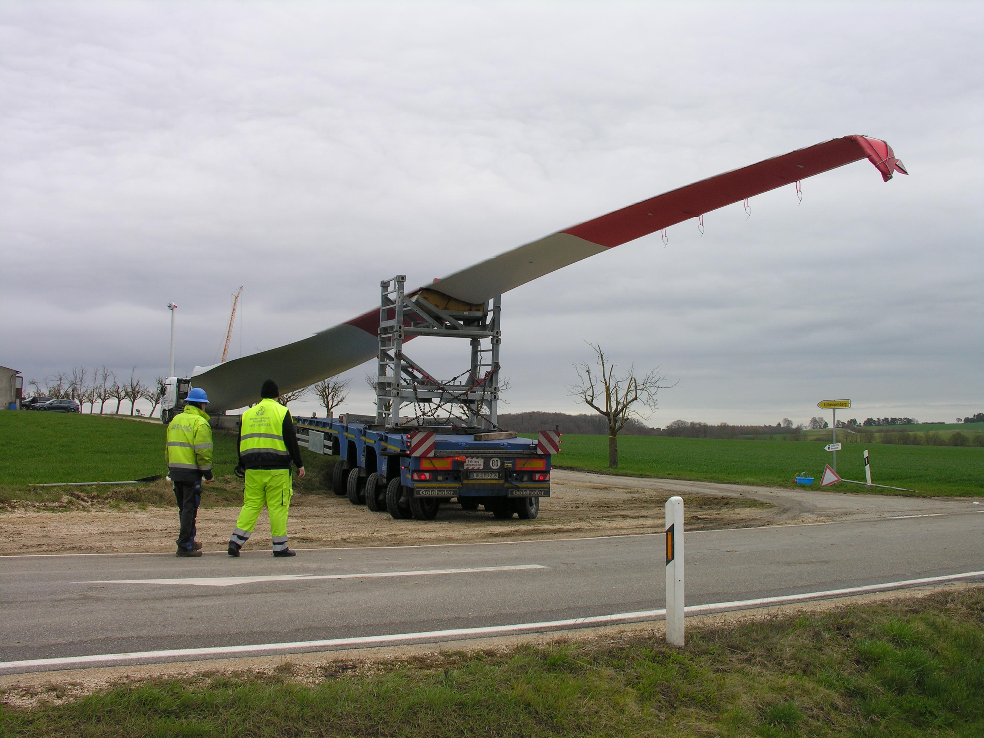 Er versuchte, an den abgestellten Sattelzügen vorbeizukommen, als er mit der Plane seines Lkw bereits am ersten Rotorblatt vorbeistreifte.