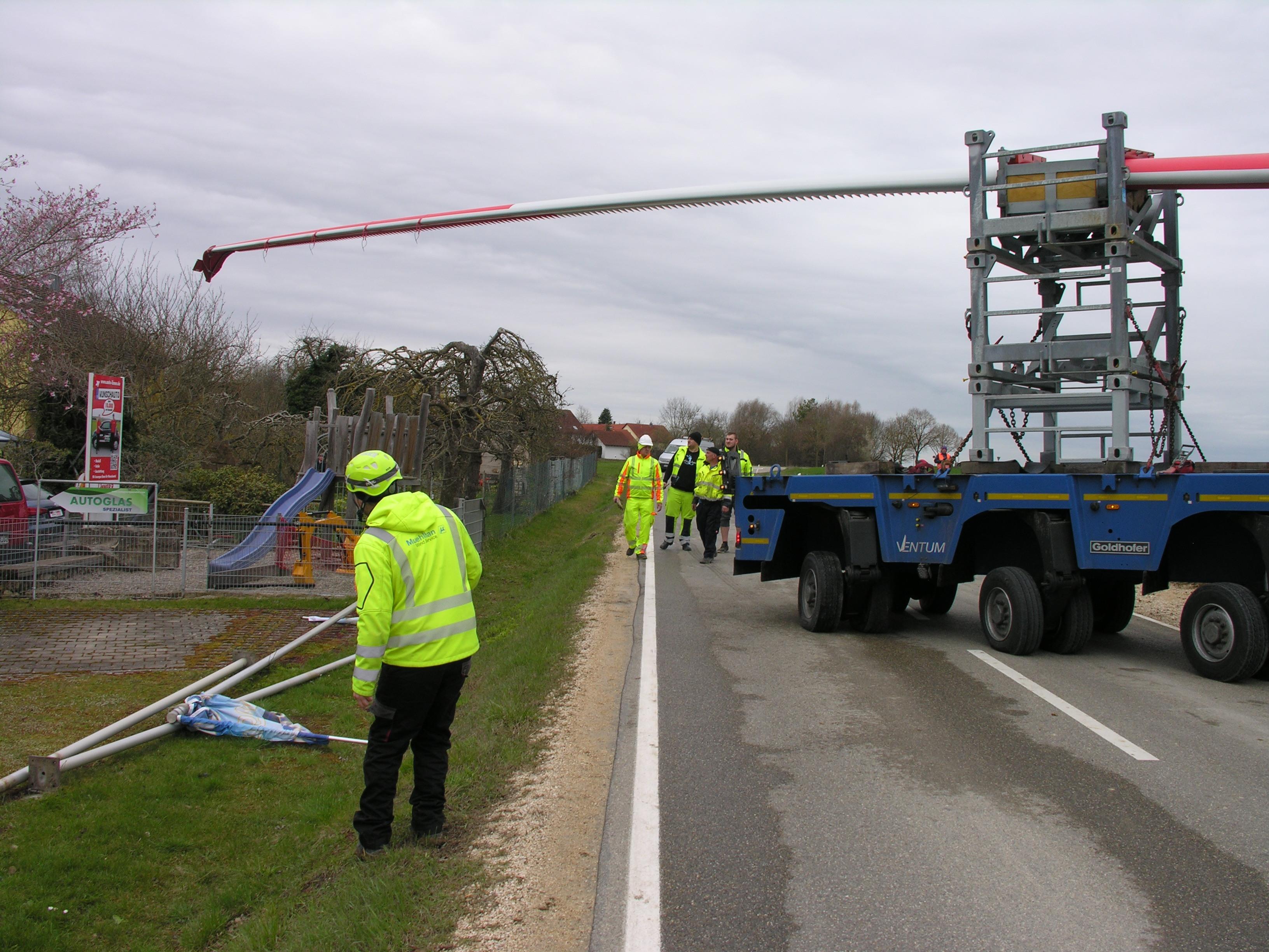 So konnte der Schwertransport weiterfahren und endlich sein Ziel erreichen.