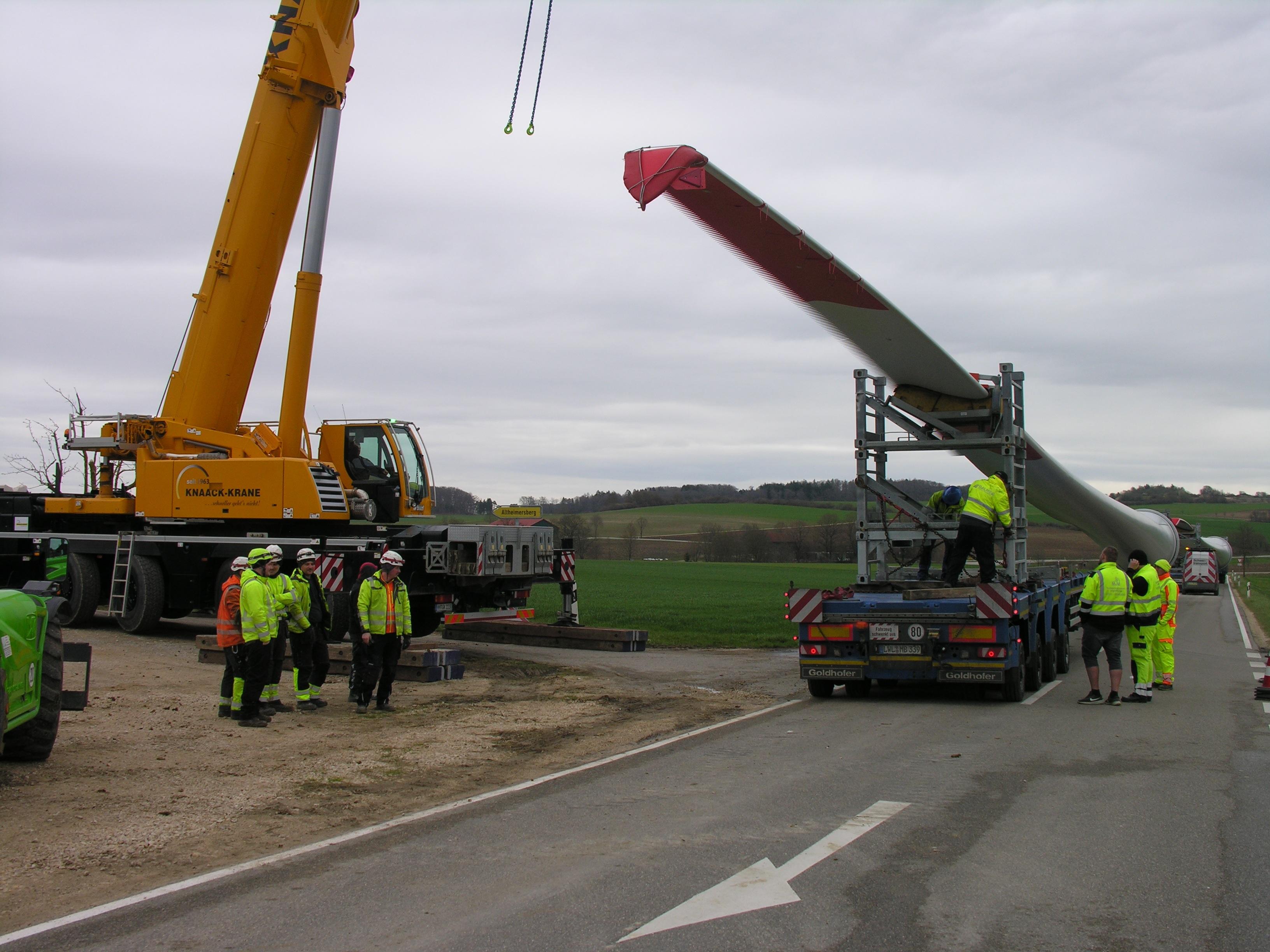 Um das Problem zu lösen, wurde ein Spezialkran angefordert, der laut Polizei am Vormittag eintreffen sollte.