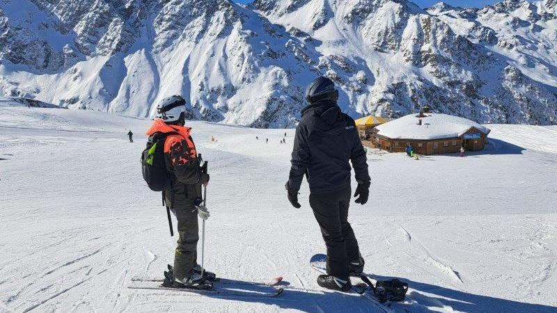 Bei dem Wetter haben Skifahrer und Snowboarder eine gigantische Sicht auf die Lienzer Dolomiten. 