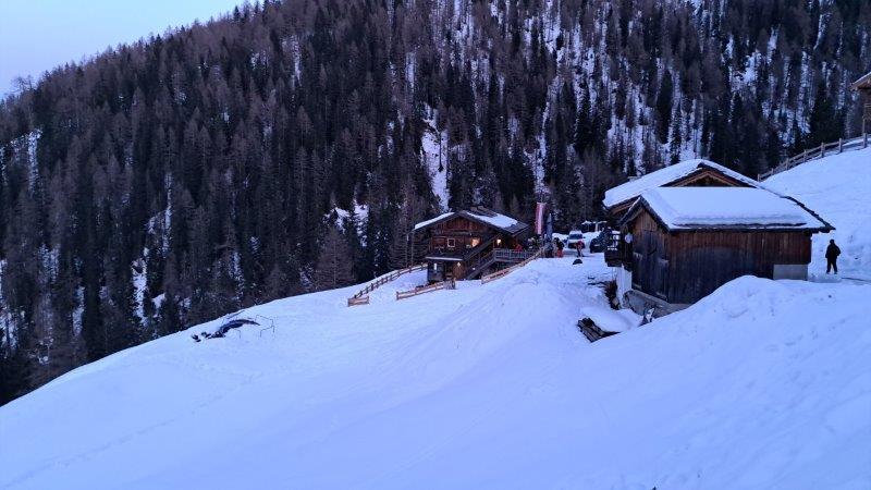 Wer nach dem Skifahren noch Power hat, kann etwa drei Kilometer zur Alpe Stalle hinauflaufen. Hier sind auch viele Einheimische zu Gast. 