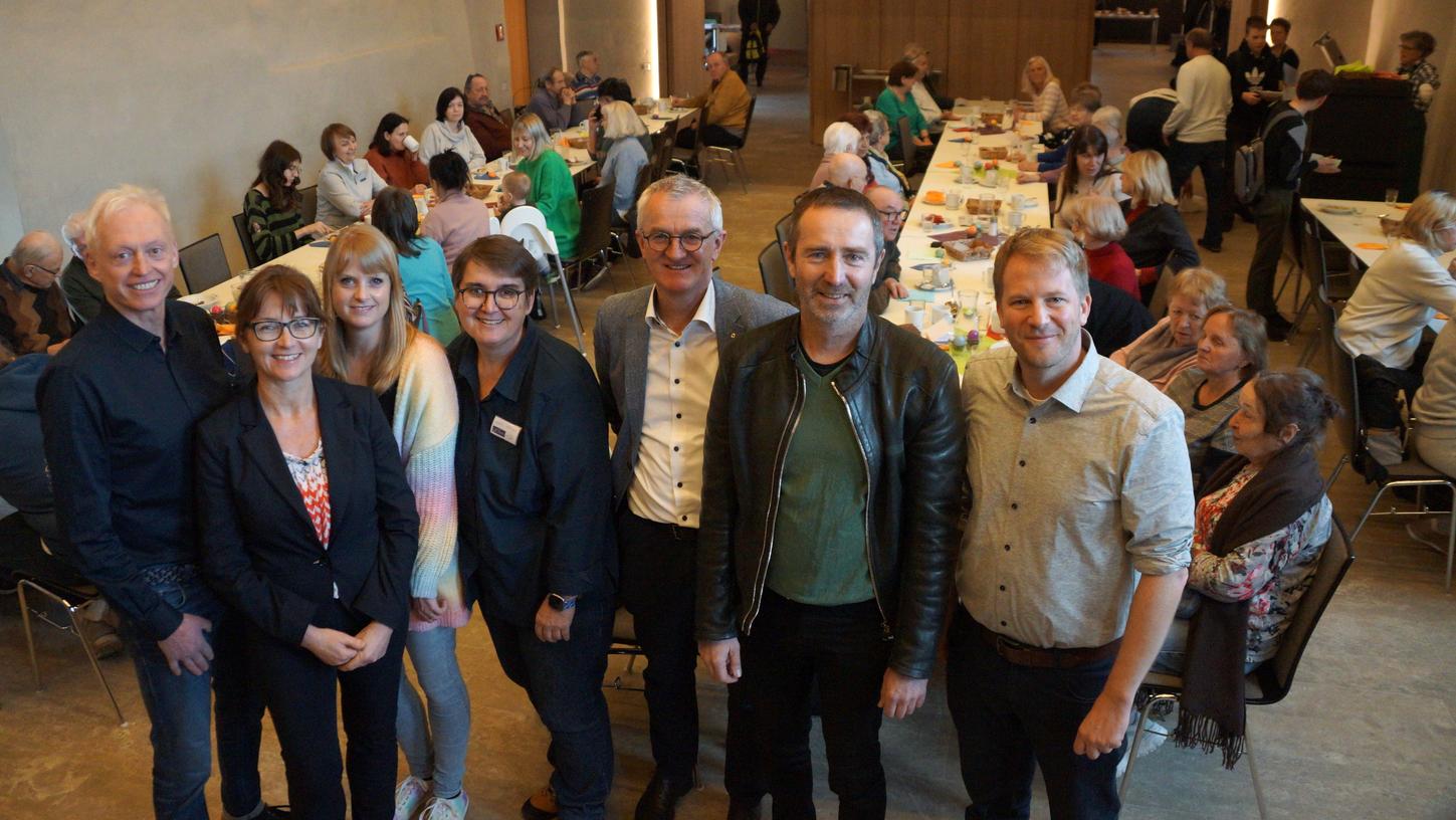 Der Mittagstisch der Diakonie im Neumarkter Klostersaal wurde auch unterstützt vom Lions Club: v.l.:Thomas Rieger (Lions Club), Dr. Elke Kaufmann (Diakonie), Sonja Schambeck (Diakonie), Karin Heimerl (Dekanat), Björn Bracher (Diakonie), Pfarrer Michael Murner, Bernhard Hammerbacher (Lions Club). Der Mittagstisch der Diakonie im Neumarkter Klostersaal wurde auch unterstützt vom Lions Club: v.l.:Thomas Rieger (Lions Club), Dr. Elke Kaufmann (Diakonie), Sonja Schambeck (Diakonie), Karin Heimerl (Dekanat), Björn Bracher (Diakonie), Pfarrer Michael Murner, Bernhard Hammerbacher (Lions Club).