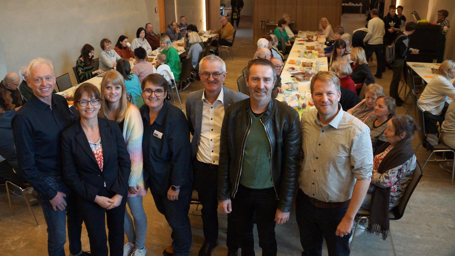 Der Mittagstisch der Diakonie im Neumarkter Klostersaal wurde auch unterstützt vom Lions Club: v.l.:Thomas Rieger (Lions Club), Dr. Elke Kaufmann (Diakonie), Sonja Schambeck (Diakonie), Karin Heimerl (Dekanat), Björn Bracher (Diakonie), Pfarrer Michael Murner, Bernhard Hammerbacher (Lions Club).