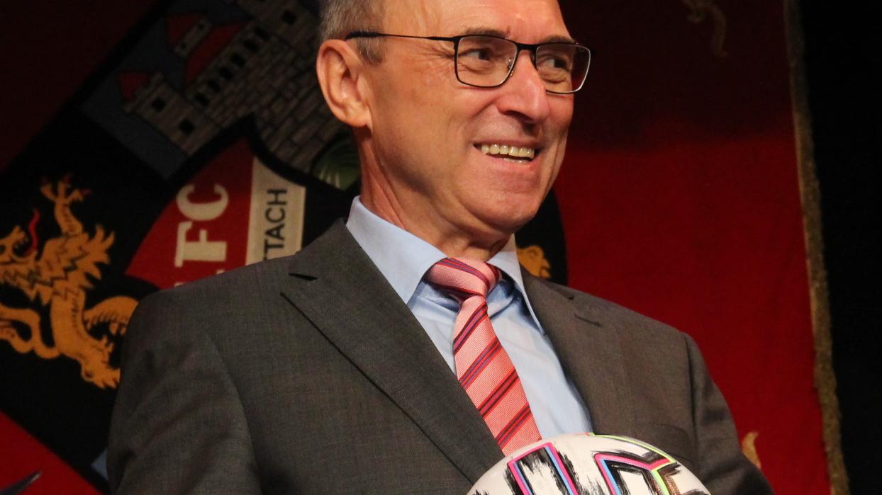 Gibt den Ball beim FC Schnaittach ab: Herbert Ziegler. Gibt den Ball beim FC Schnaittach ab: Herbert Ziegler.