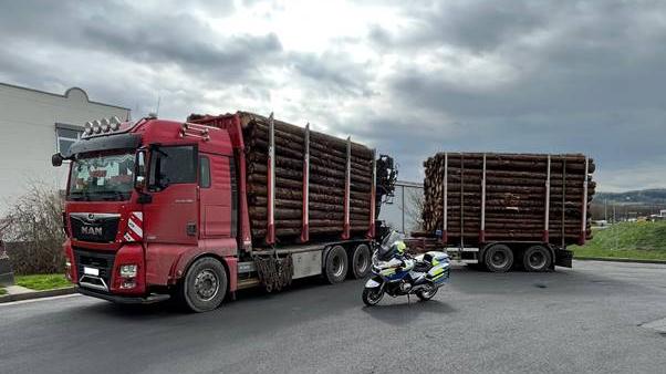 22 Tonnen zu schwer war dieser Holztransporter.
