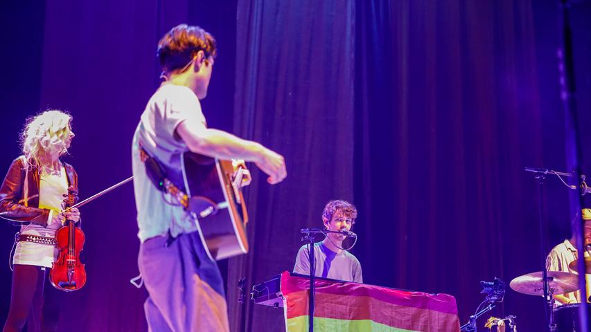 Mit einer Regenbogenflagge, aber auch einer bunten, gemischten Musiktruppe bewiesen Henning May und seine KollegInnen Weltoffenheit.
