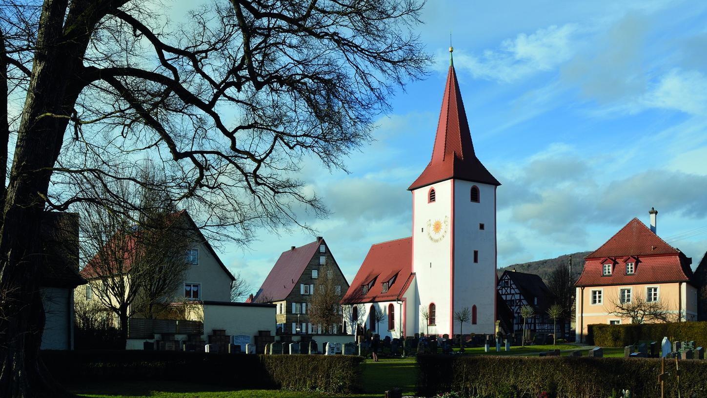 Die Kirche in Altensittenbach mit Friedhof, ganz rechts das ehemalige Schulhaus. (Foto: privat)