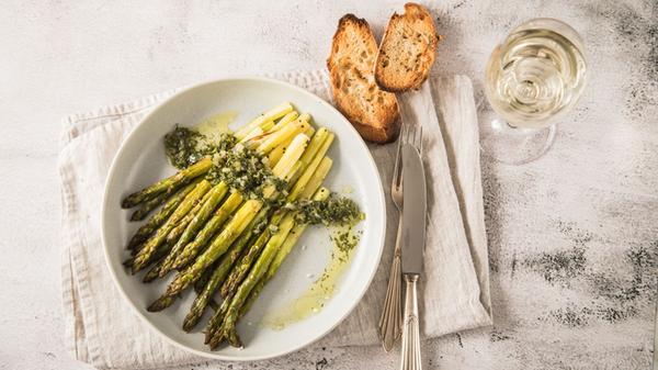 Kräuter und Spargel sind ein gutes Team.