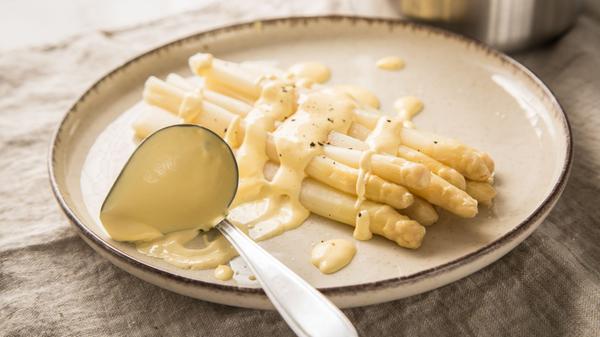 Der all beliebte Klassiker Spargel mit Sauce Hollandaise.