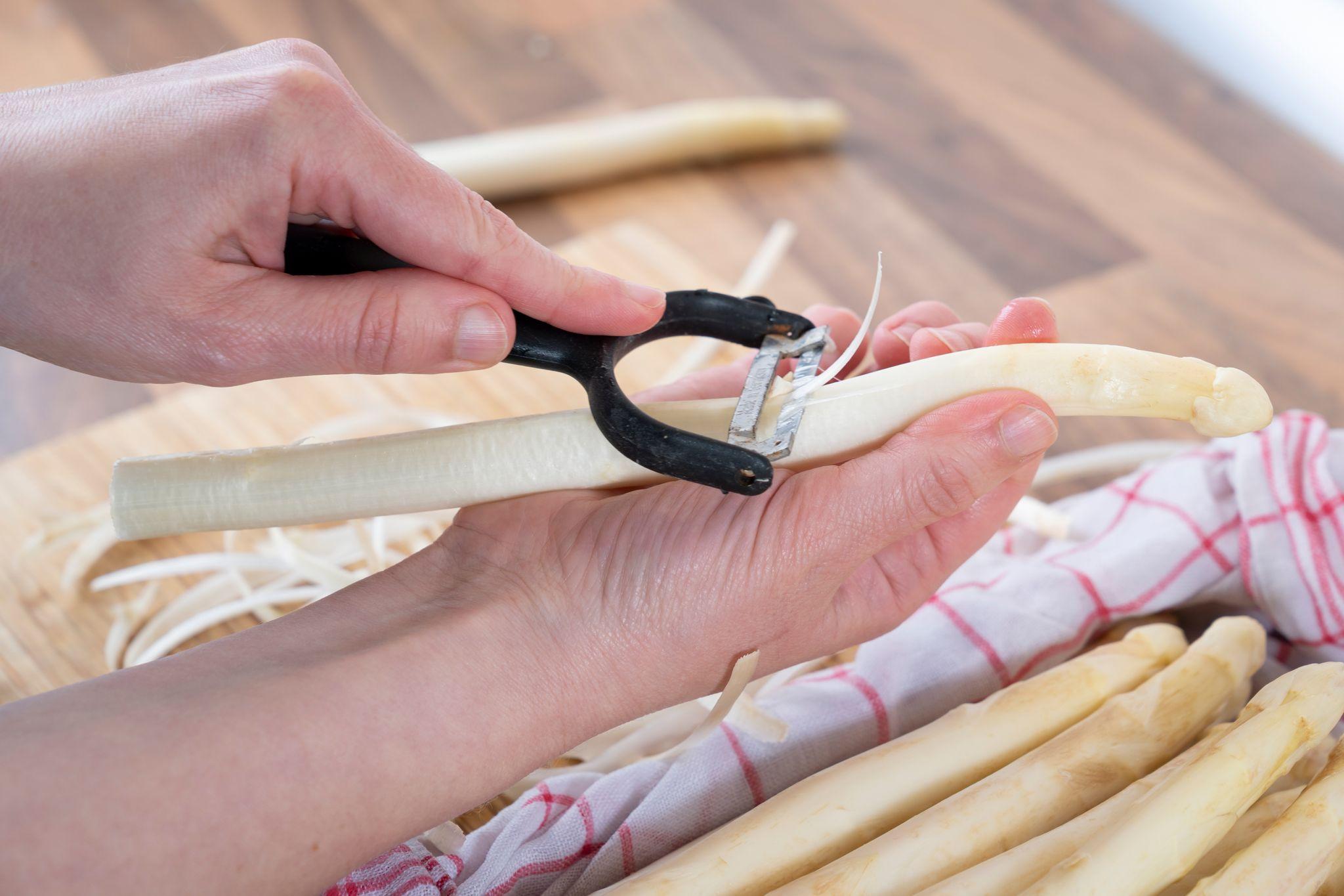 Weißen Spargel richtig schälen.