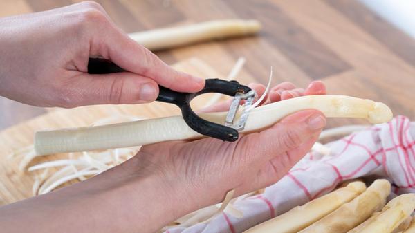 Weißen Spargel richtig schälen.