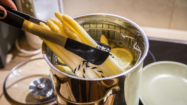 Im Spargeltopf gart der Spargel schonender.