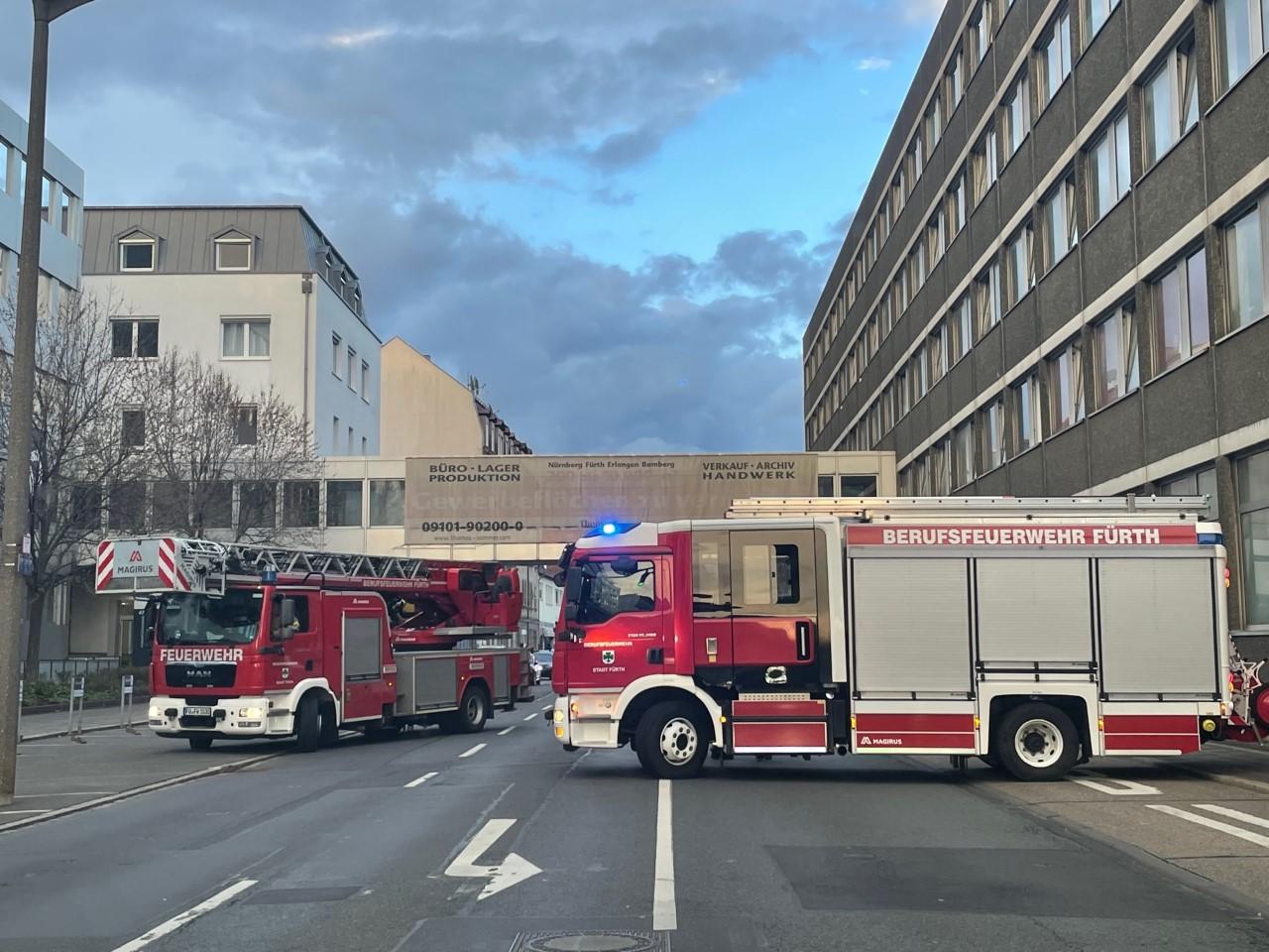Unter anderem die Feuerwehr rückte in der Kurgartenstraße an, um den Rettungseinsatz zu unterstützen. Unter anderem die Feuerwehr rückte in der Kurgartenstraße an, um den Rettungseinsatz zu unterstützen.