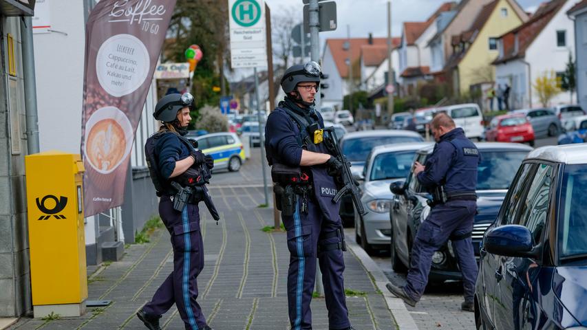 Nach lautem Knall: Polizei umstellt Schule in Nürnberg Reichelsdorf - die Bilder zum Großeinsatz