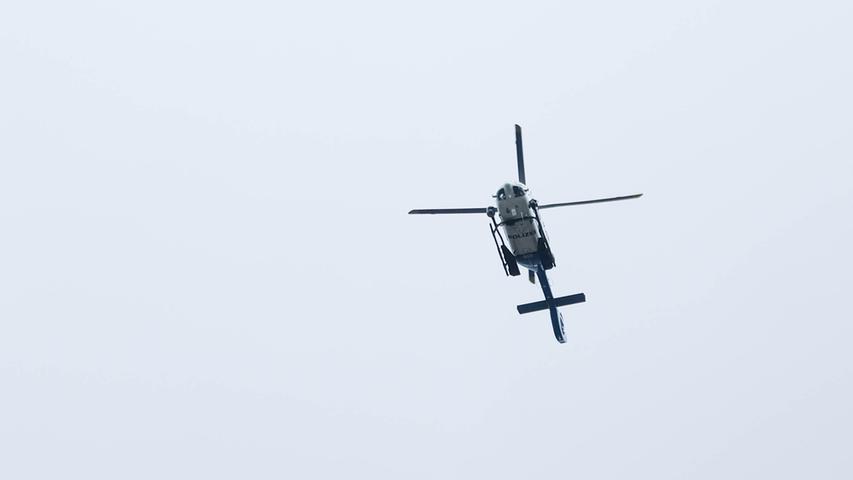 Auch ein Hubschrauber, der aus der Luft versuchte, die Ursache für die Knallgeräusche ausfindig zu machen, war im Einsatz.