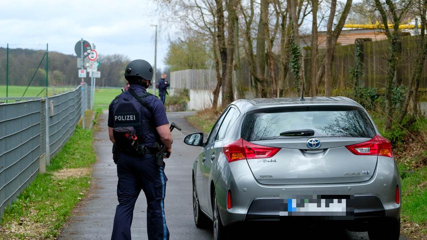 Nach lautem Knall: Polizei umstellt Schule in Nürnberg Reichelsdorf - die Bilder zum Großeinsatz