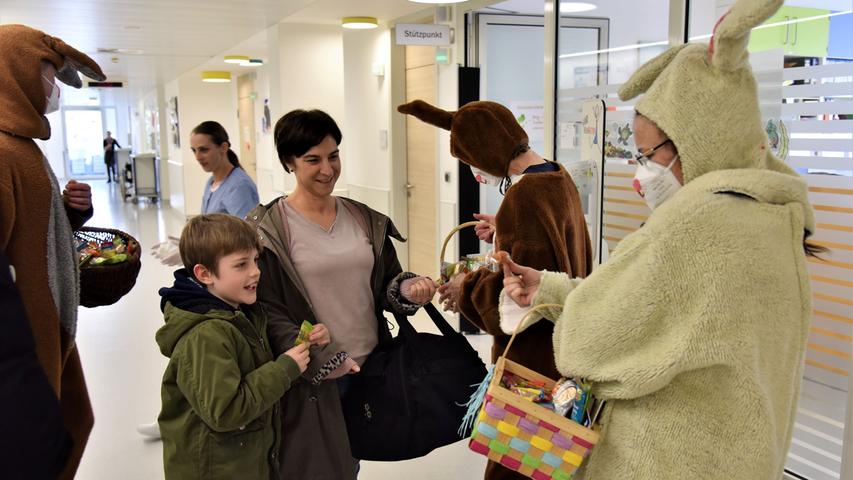 Glückliche Gesichter: Die Patientinnen und Patienten der Kinderklinik durften sich über süße Ostergrüße freuen.