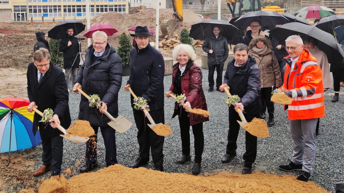 Gemeinsamer Spatenstich für ein Mega-Projekt (von links): Schulleiter Manfred Müller, Oberbürgermeister Thomas Ebersberger, der Bayerische Ministerpräsident Markus Söder und Baureferentin Urte Kelm. Gemeinsamer Spatenstich für ein Mega-Projekt (von links): Schulleiter Manfred Müller, Oberbürgermeister Thomas Ebersberger, der Bayerische Ministerpräsident Markus Söder und Baureferentin Urte Kelm.