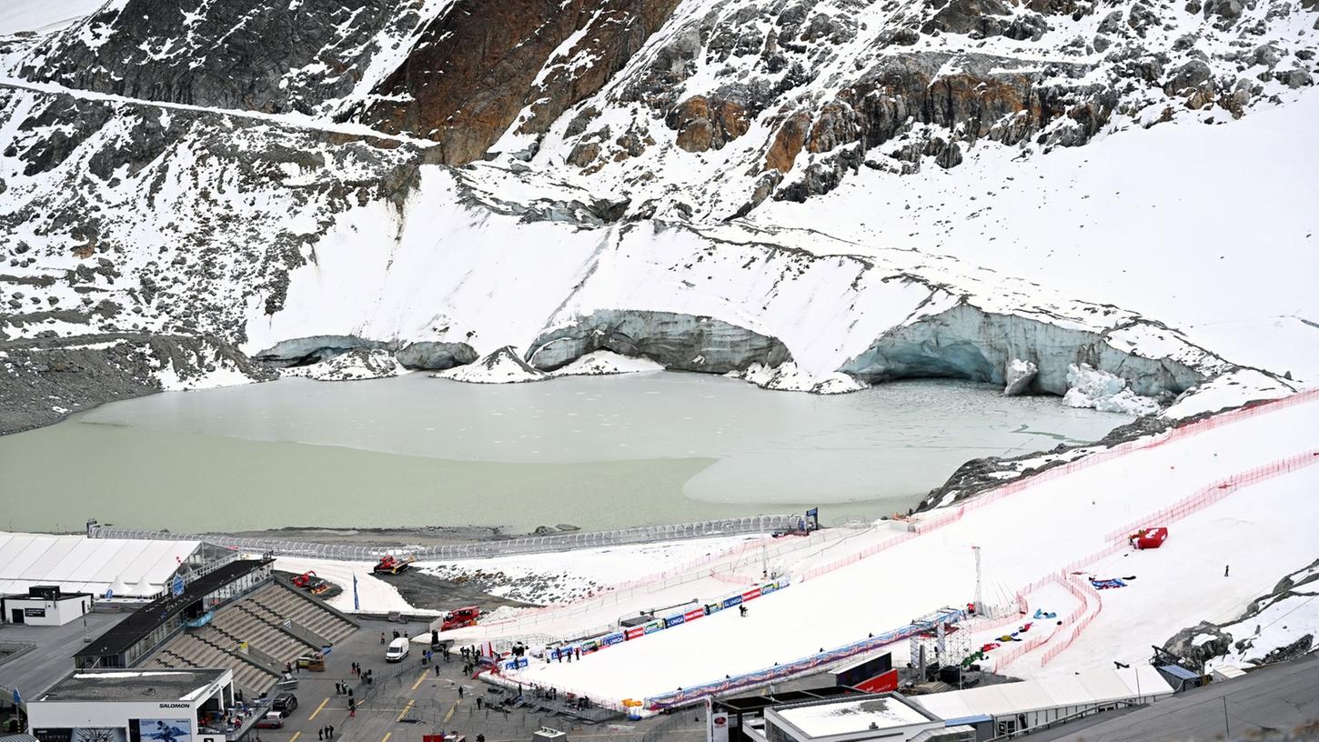 Die Abrisskante des Gletschers und der Zielbereich der Alpinen Ski-Weltcupstrecke am Rettenbachferner.