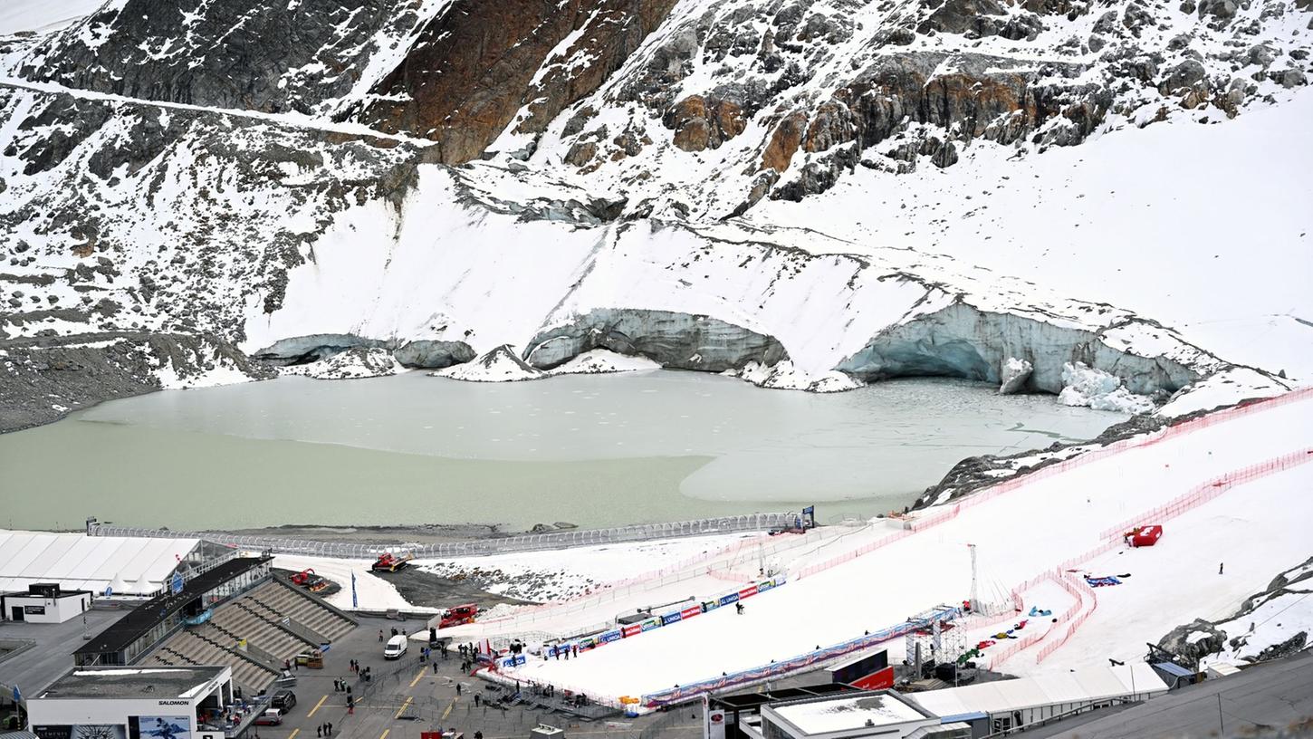Die Abrisskante des Gletschers und der Zielbereich der Alpinen Ski-Weltcupstrecke am Rettenbachferner. Die Abrisskante des Gletschers und der Zielbereich der Alpinen Ski-Weltcupstrecke am Rettenbachferner.
