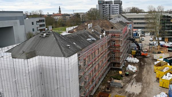 Südseite der Hupfla verhüllt, Dach wird für Abriß vorbereitet