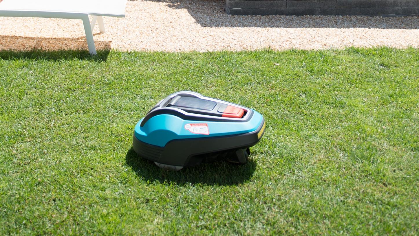 Rasenmäh-Roboter helfen im Garten. Rund 50 dieser Geräte wurden nun geklaut.