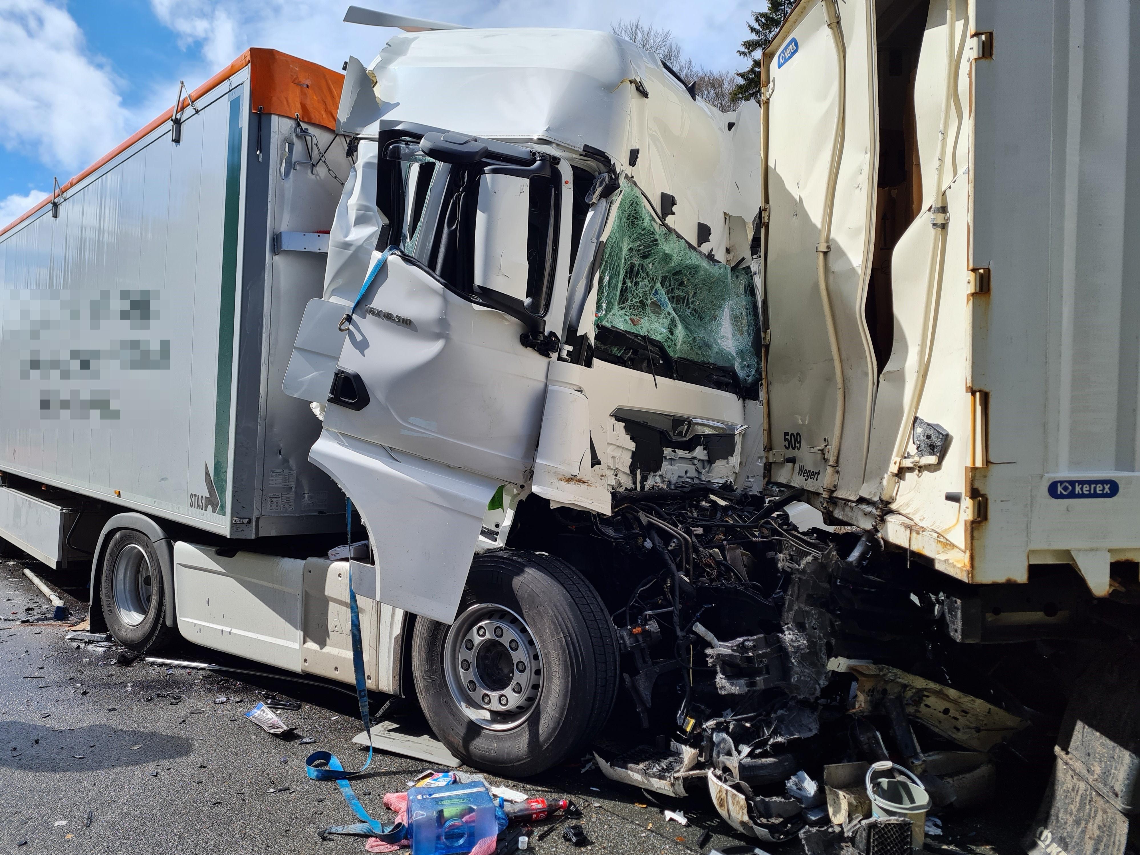 Schwerer Unfall Bei Alfeld: Drei Lkws Krachen Am Stauende Ineinander