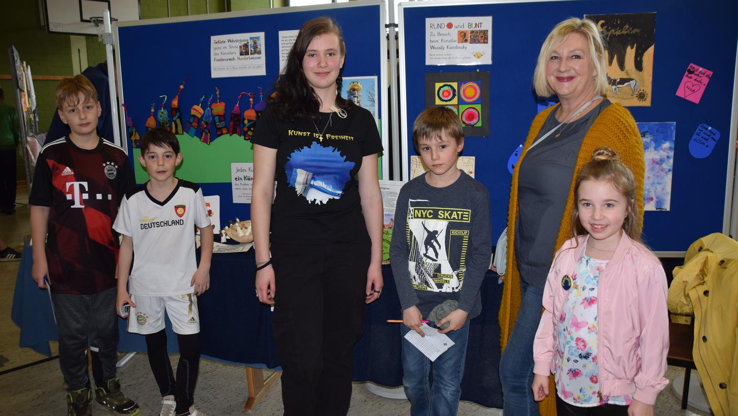 Paula Trautmann (Mitte) zusammen mit Rektorin Stefanie Lutye-Küst und einigen Grundschulkindern. Paula stellte die Kunstausstellung im Rahmen eines freiwilligen Schuljahres auf die Beine. Paula Trautmann (Mitte) zusammen mit Rektorin Stefanie Lutye-Küst und einigen Grundschulkindern. Paula stellte die Kunstausstellung im Rahmen eines freiwilligen Schuljahres auf die Beine.