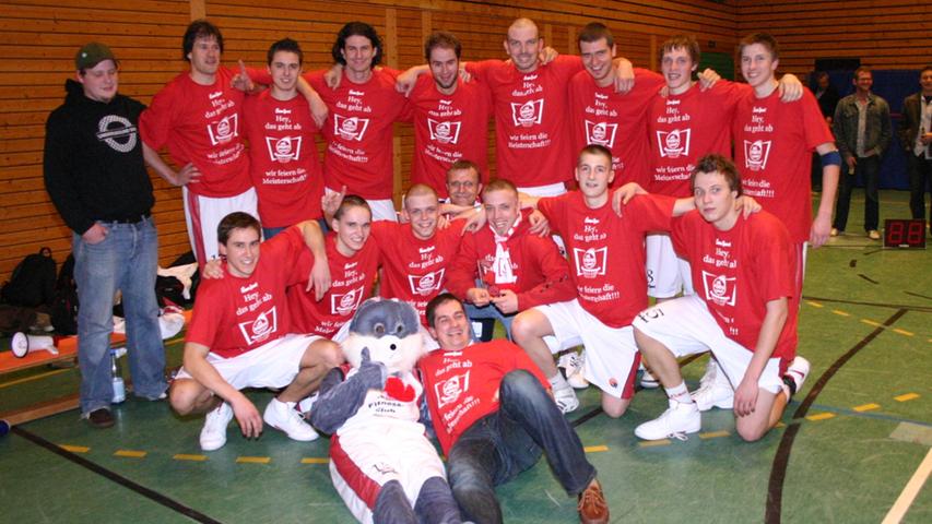 Ein Bild aus der ersten Saison 2008/2009 unter Stephan Harlander (vorne neben dem VfL-Bunny): Damals feierten die Treuchtlinger den Aufstieg in die 2. Regionalliga.  