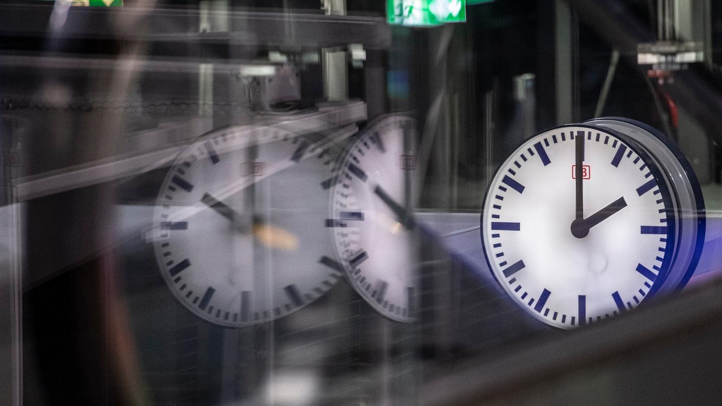 Die Zeit fließt, der Verkehr nicht - zumindest nicht auf der Bahnstrecke zwischen Nürnberg und Ingolstadt. 