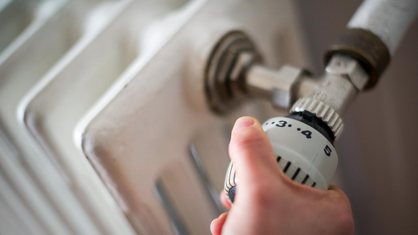 Die Bundesregierung hat sich beim umstrittenen Gebäudeenergiegesetz mit dem Verbot des Einbaus neuer Gas- und Ölheizungen geeinigt. Die Bundesregierung hat sich beim umstrittenen Gebäudeenergiegesetz mit dem Verbot des Einbaus neuer Gas- und Ölheizungen geeinigt.