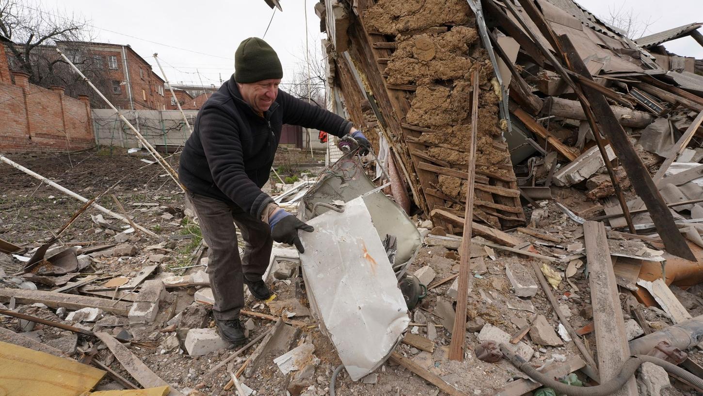 Die Trümmer des von einer Rakete zerstörten Hauses in Charkiw. Der IWF stellt der Ukraine ein neues milliardenschweres Finanzierungspaket zur Verfügung. Die Trümmer des von einer Rakete zerstörten Hauses in Charkiw. Der IWF stellt der Ukraine ein neues milliardenschweres Finanzierungspaket zur Verfügung.