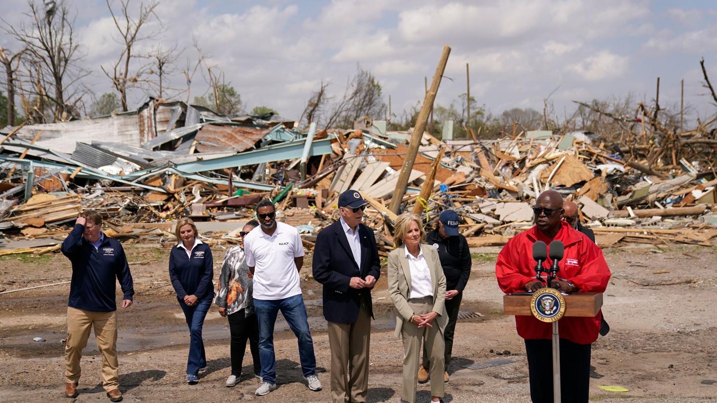 US-Präsident Biden und die First Lady sind in Mississippi, um die Schäden des jüngsten Tornados zu begutachten. US-Präsident Biden und die First Lady sind in Mississippi, um die Schäden des jüngsten Tornados zu begutachten.