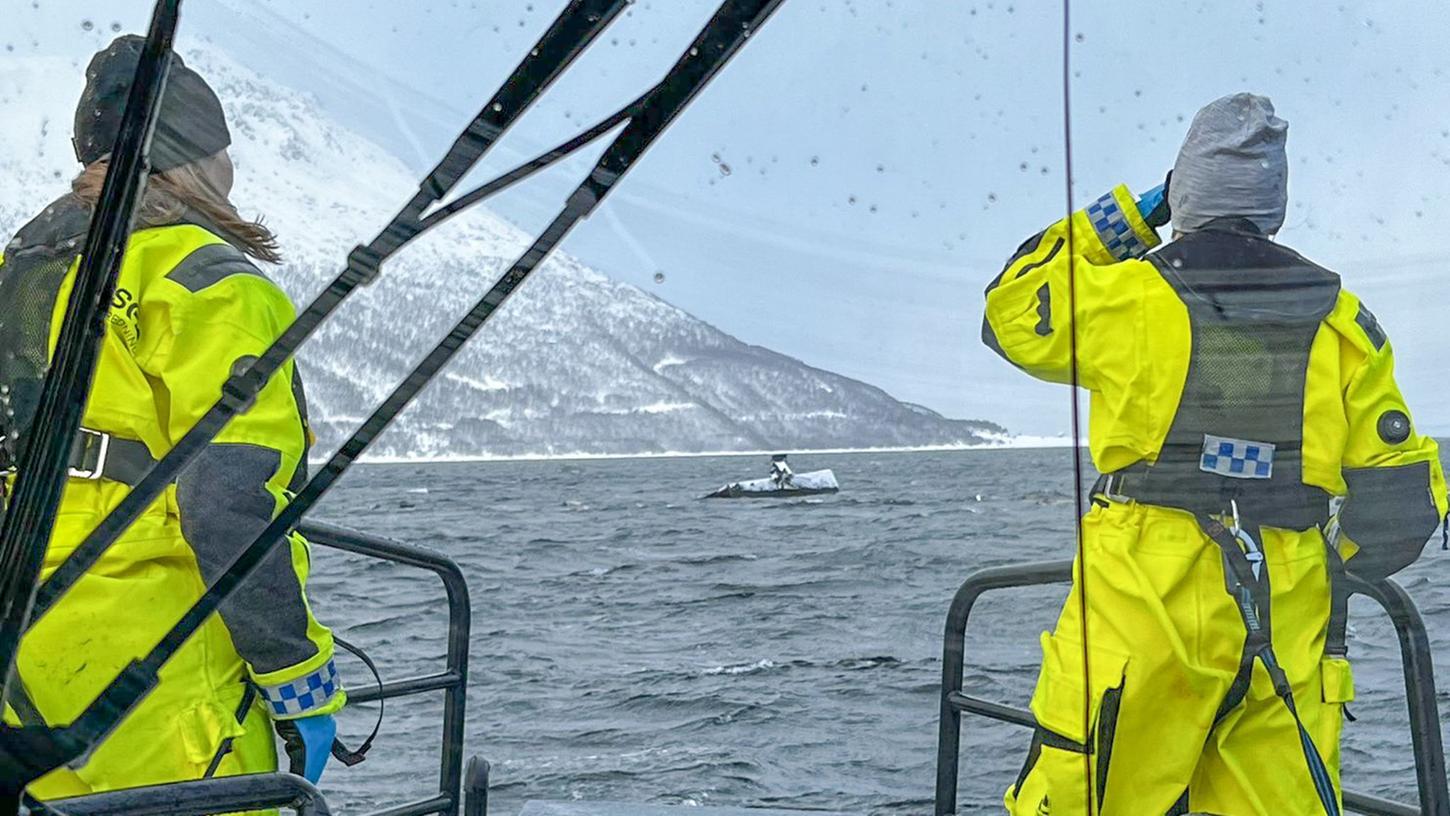 Einsatzkräfte suchen nach Überlebenden nach einer Schneelawine auf der Insel Reinøya. Einsatzkräfte suchen nach Überlebenden nach einer Schneelawine auf der Insel Reinøya.