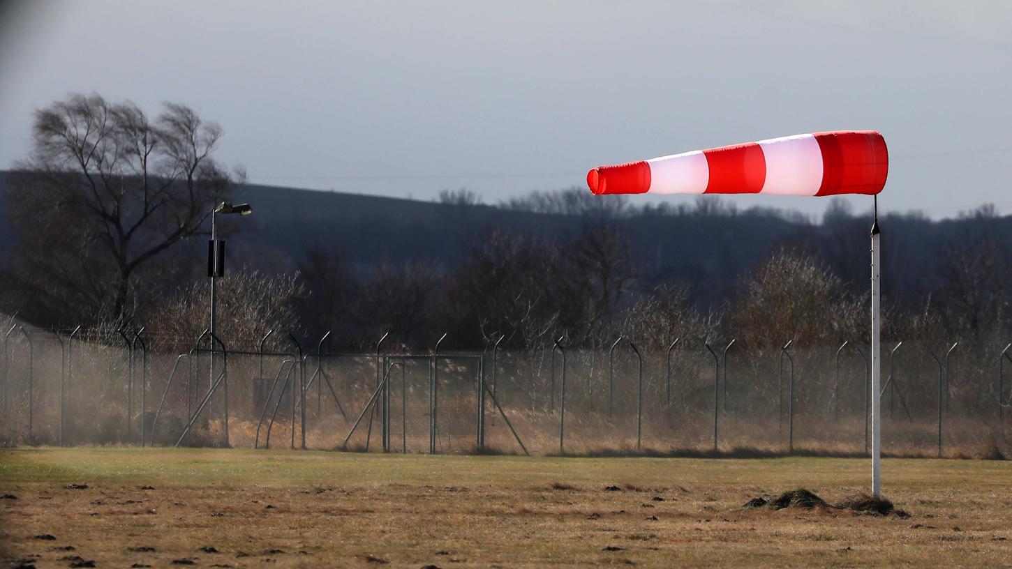 An diesem Wochenende rollt stürmisches Aprilwetter über den Freistaat Bayern. (Symbolbild)