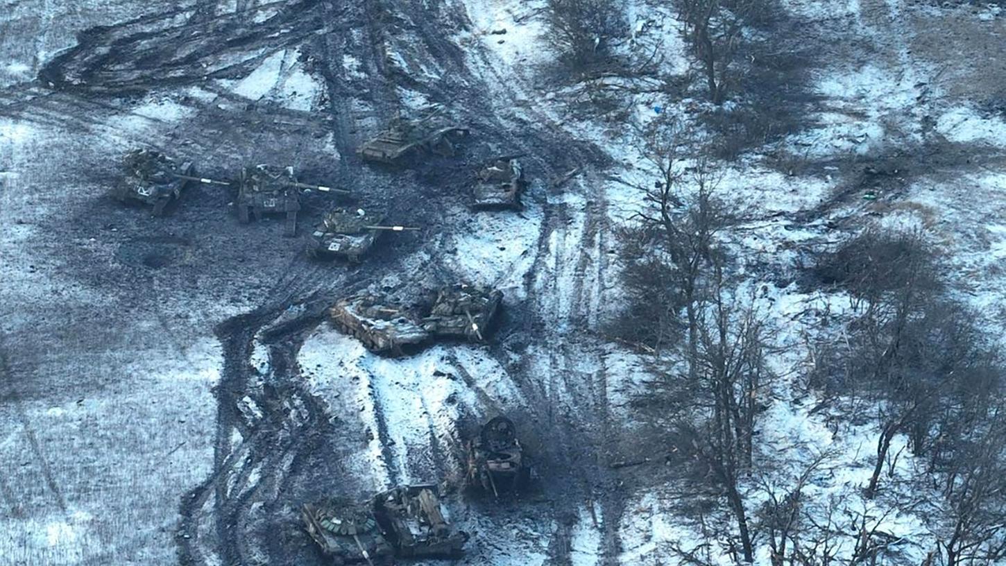 Panzer an der Front nahe der kleinen Bergbaustadt Wuhledar an der Frontlinie im Osten der Ukraine. Panzer an der Front nahe der kleinen Bergbaustadt Wuhledar an der Frontlinie im Osten der Ukraine.