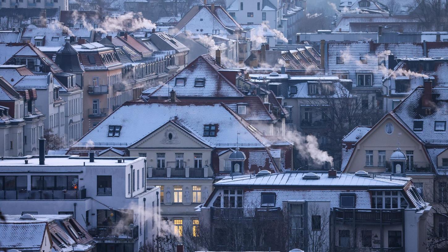 Qualm steigt aus den Schornsteinen und Abzügen an einem kalten Wintermorgen in der Leipziger Südvorstadt auf. Qualm steigt aus den Schornsteinen und Abzügen an einem kalten Wintermorgen in der Leipziger Südvorstadt auf.