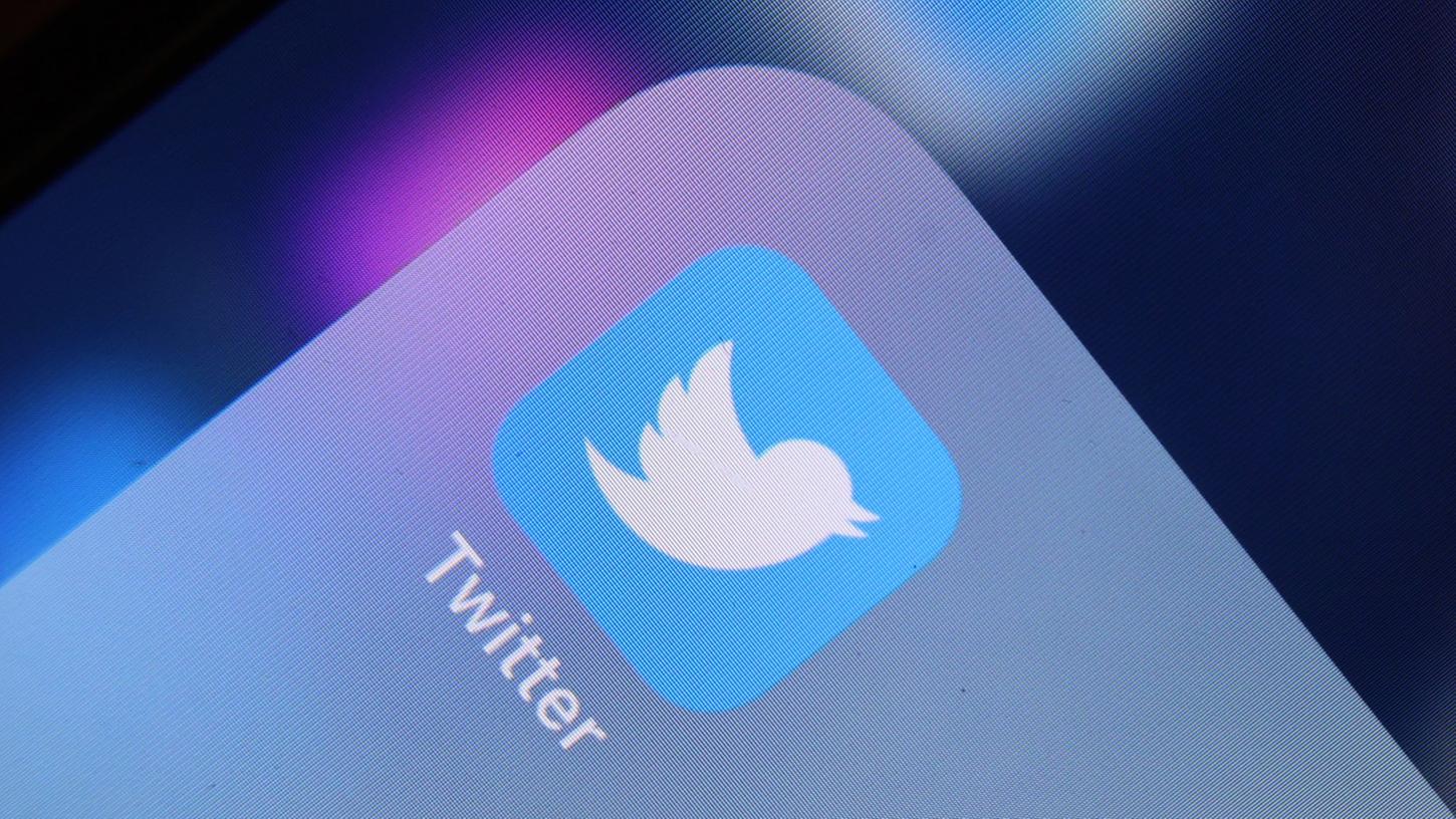 Bei Twitter können sich die Nutzer Tweets entweder in chronologischer Reihenfolge anzeigen lassen oder von Software ausgewählt. Bei Twitter können sich die Nutzer Tweets entweder in chronologischer Reihenfolge anzeigen lassen oder von Software ausgewählt.